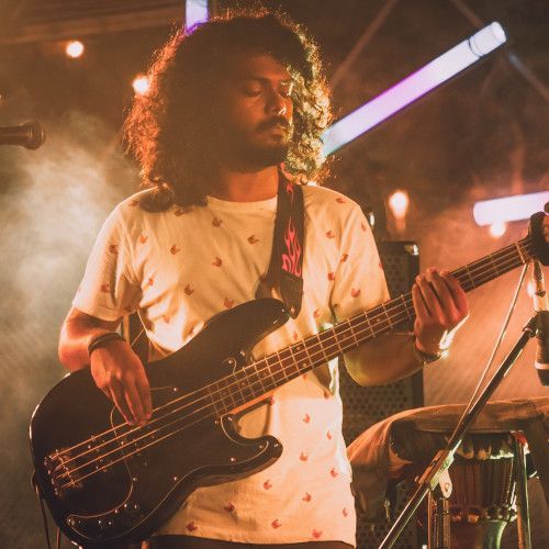 Gustavo — Bajo